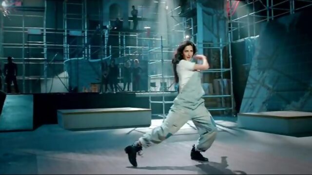 Kamli - Full Song _ DHOOM_3 _ Katrina Kaif _ Aamir Khan _ Sunidhi Chauhan _ Pritam