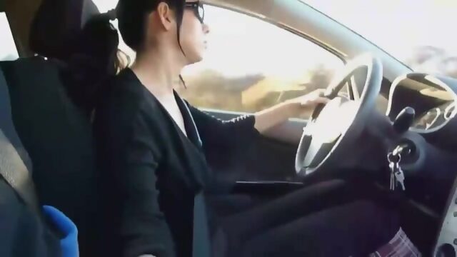 xhamster.com_6593081_teen_doing_handjob_while_he_s_driving_720p