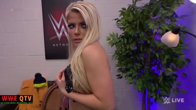 [WWE QTV]☆[WWE.RAW Alexa Bliss is rudely nude topless dressing room / Алексу Блисс грубо прерывают в ее гримерке]